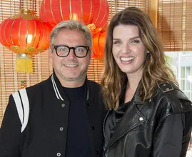 Hilarisch: Guus Meeuwis en Manon Meijers delen foto met flinke 'bling'