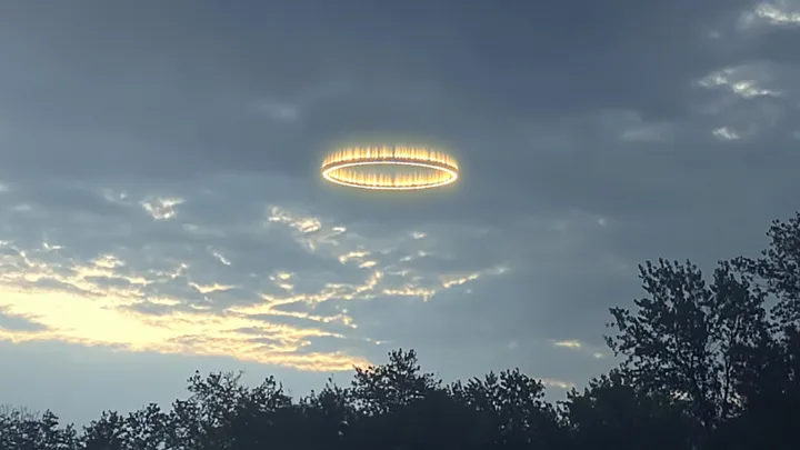 Ein rätselhaftes Licht am Himmel führt den Lehrer zu einem dunklen Geheimnis im Wald