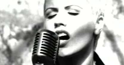 The Cranberries-zangeres Dolores O'Riordan (46) dood gevonden in hotelkamer