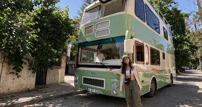Ela transformou um antigo ônibus de dois andares em uma casa - e o interior pode surpreendê-lo.