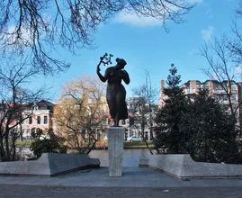 Bevrijdingsmonument in Leiden beklad, één dag voor de dodenherdenking