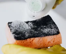 Zo maak je een gebruikte schuurspons weer schoon