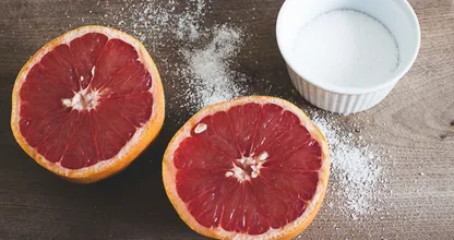 Schone deine Gesundheit: Das Bad lieber mit einer Grapefruit, anstatt Reinigungsmittel putzen