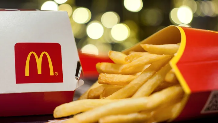 McDonald's beweert onterecht dat zijn frietjes alleen aardappel en zout bevatten