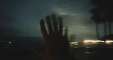 ¿Qué le pasó a la chica que se quedó dormida en la playa?