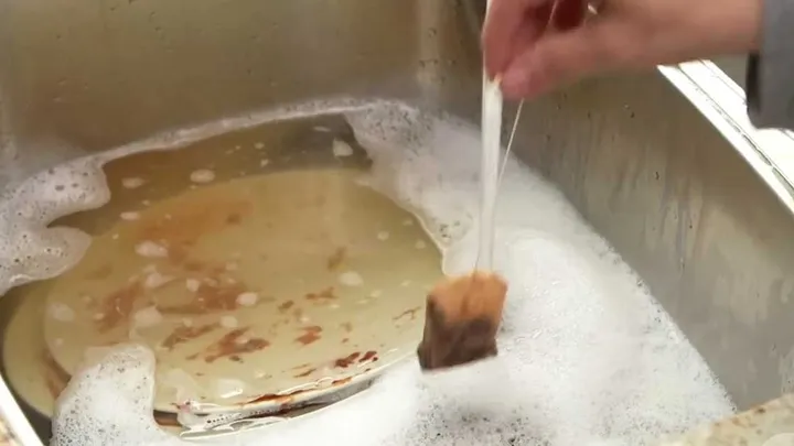Sie legt einen Teebeutel ins Abwaschwasser, wenn du siehst warum wirst du es auch sofort machen!
