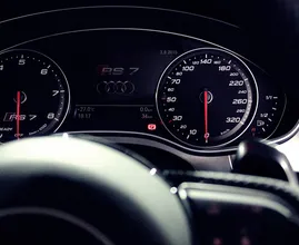 Langzamer rijden: hoeveel geld bespaar je daar nu echt mee?