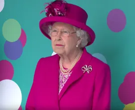 Zo kiest koningin Elizabeth haar outfits uit