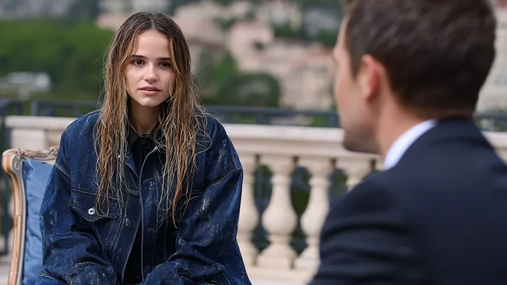 Un miliardario scommette un milione di dollari che nessuno riuscirà a calmare il suo cane: una ragazza senzatetto (19 anni) gli dimostra che si sbagliava
