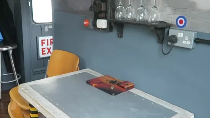 Desde fuera parece un viejo helicóptero, ¡pero espere a ver el interior!