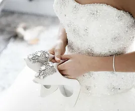 Braut fordert Tausend Euro von jedem Hochzeitsgast und sagt Hochzeit komplett ab, als sie sich weigern.