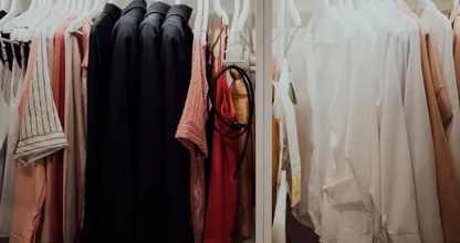 Un homme transforme un grenier sombre en un dressing de rêve pour sa femme