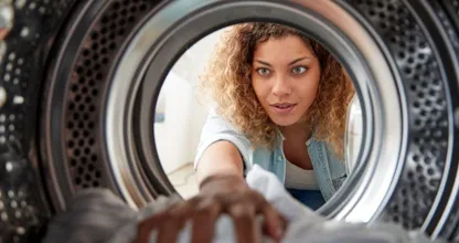 Stinkt jouw donkere kleding soms ook als je het hebt gewassen? Hier komt het door