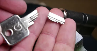 Se te ha roto la llave y un pedazo quedó en la cerradura. Así es como lo resuelves sin cerrajero