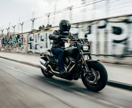 Aha! Dit is wat het trapgebaar van motorrijders betekent