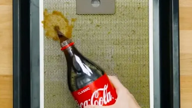 Verklebte Abzugshaube reinigst du viel effektiver mit Cola. Kein Scherz!