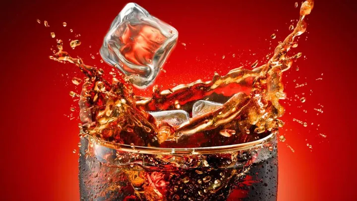 Ela derrama meio litro de coca no vaso sanitário e o que acontece depois é realmente bizarro! Você mesmo deveria tentar isso!