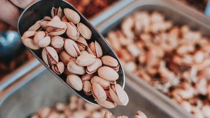 Zó maak je pistachenoten het makkelijkst open