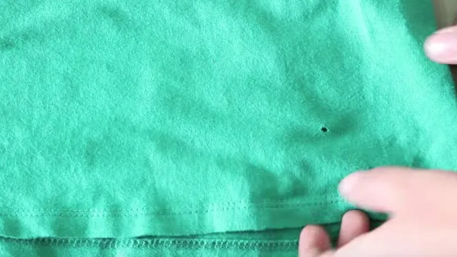Heb jij ook altijd van die mysterieuze kleine gaatjes in je kleding? Dit is de oorzaak!