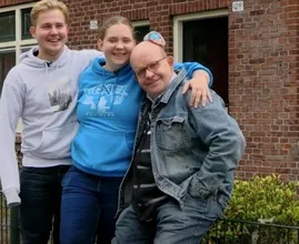 Rijk stel uit Steenrijk, Straatarm betaalt schulden arm gezin in één klap af 