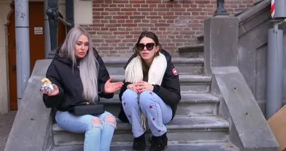 Rijke dames in Steenrijk, Straatarm wekken ergernis op bij kijkers