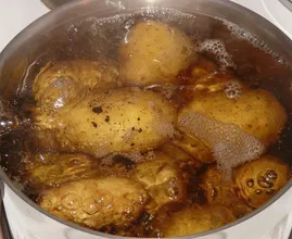 Met deze truc zijn je aardappelen twee keer zo snel klaar!