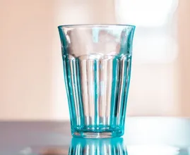 Por esta razón debes lavar tus vasos con arroz y vinagre.