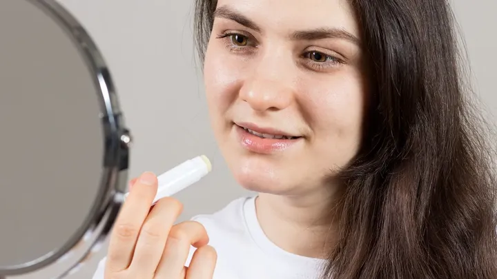 Droge lippen die maar niet herstellen? Dermatologen waarschuwen voor deze ingrediënten in lippenbalsem