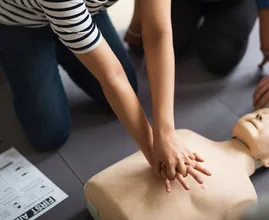 Vrouwen met een hartaanval worden veel minder vaak gereanimeerd dan mannen