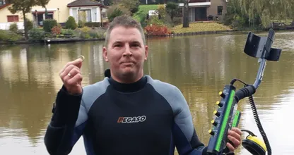 DEZE man vindt verloren dierbare spullen gratis terug en de reden is hartverwarmend.. Duim omhoog voor deze held!
