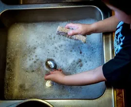 Very dangerous: this why you should never do the dishes during a thunder storm