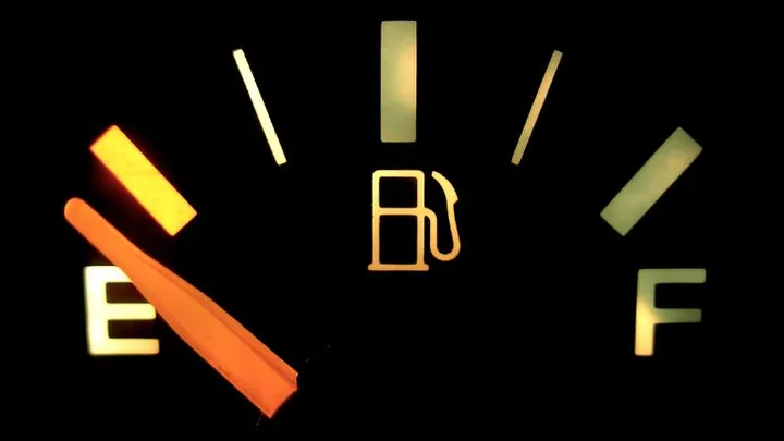 ¿Siempre conduces hasta la última gota en tu tanque de gasolina? ¡No es bueno, y esta es la razón!