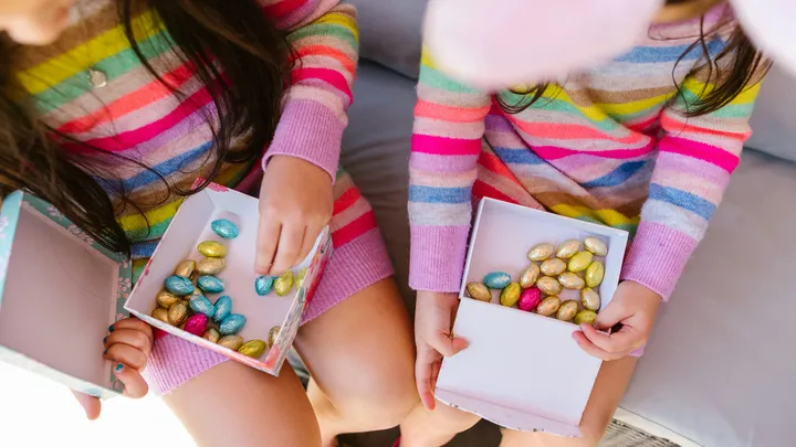 Huisarts adviseert: 'Snijd paaseitjes voor jonge kinderen in vieren'