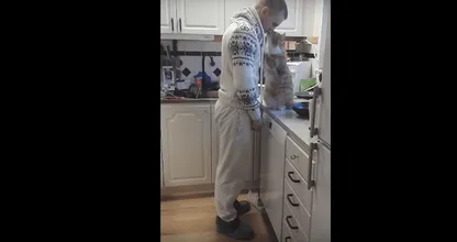 VIDEO: deze kat kan niet stoppen met kopjes geven aan zijn baasje, hier smelt je toch van?
