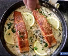 Rezept: Lachs in cremiger Spinat-Champignonsoße.