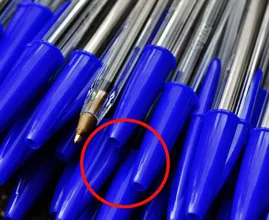 Nur zu Deko? Nein, das Loch im Deckel vom Kugelschreiber rettet Menschenleben!