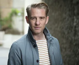 Gaat déze oud Wie is de Mol?-kandidaat Art Rooijakkers vervangen als presentator?