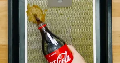 Verklebte Abzugshaube reinigst du viel effektiver mit Cola. Kein Scherz!