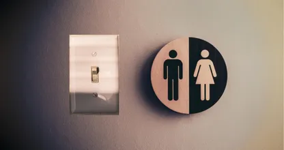 Waarom sommige badkamers het lichtknopje niet ín de ruimte hebben, maar erbuiten