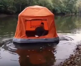 Zelten auf dem Wasser? Aufblasbares Zelt macht dies jetzt möglich