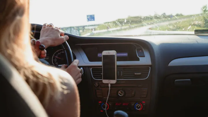 Dit is waarom je je beter niet kunt insmeren voordat je in de auto stapt