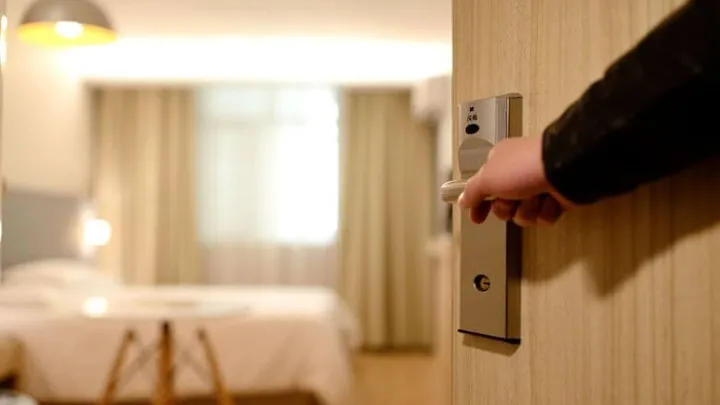 Met deze hoteltruc kun je je telefoon opladen zónder kamerkaart!