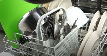 Praktisch: Mit nur einem Griff schaffst du dir sofort mehr Platz in der Spülmaschine!