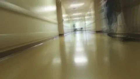 3 Weken na de geboorte van een tweeling voelde moeder zich ziek - toen de dokter de echo zag, zei hij: "Het spijt me"