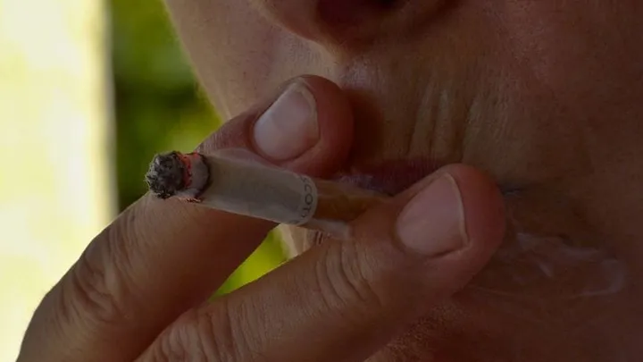 Gelbe Finger vom Rauchen? So bekommst du die Nikotinflecke wieder weg!