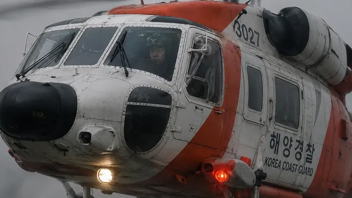 Een kleine vissersboot volgde een enorme school vissen de dichte mist in. Toen de mist eindelijk optrok, beseften ze wat voor ernstige fout ze hadden gemaakt. 