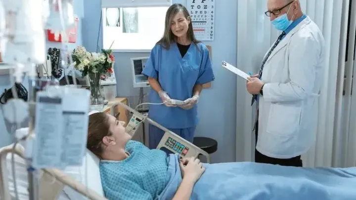 3 settimane dopo aver partorito due gemelli, la mamma si sente male - Il medico dopo l'ecografia: "Mi dispiace"