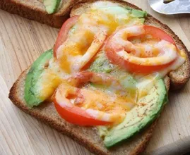 Avokado Toast mit Tomate und würzigem Käse überbacken! Jummie!