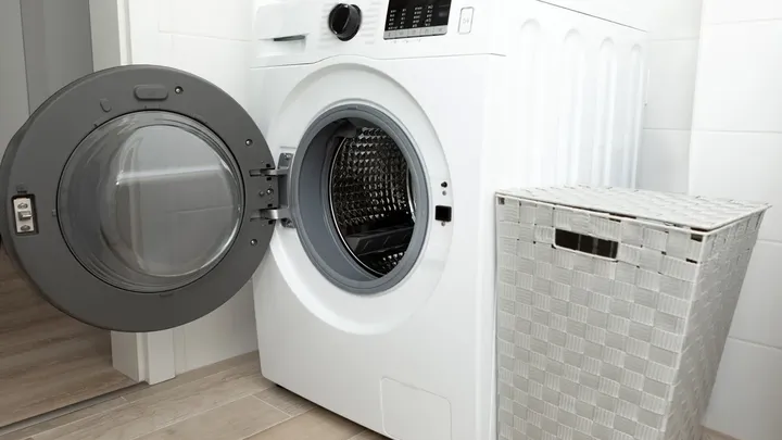 Wasmachinedeur openlaten na het wassen? Fabrikanten adviseren het, maar waarschuwen ook