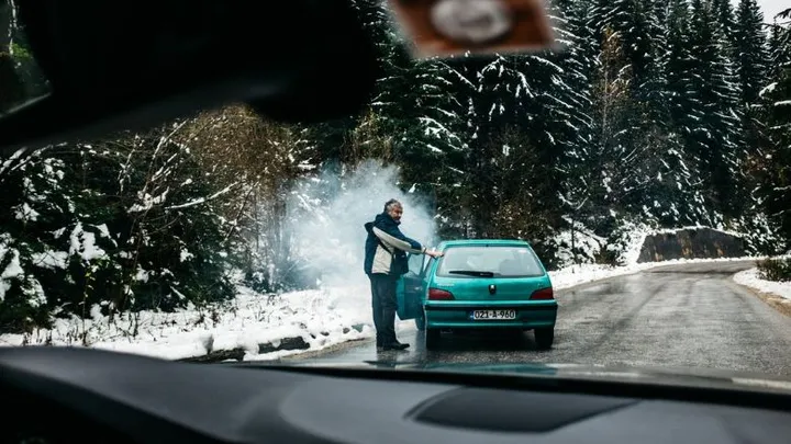 Dit is waarom je de auto niet moet opwarmen met koud weer